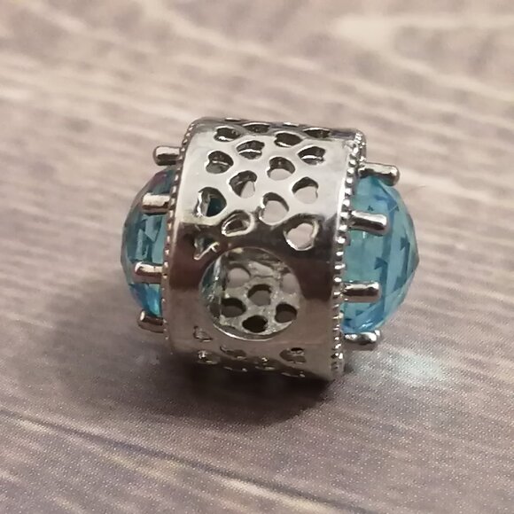 Sparkling Bracelet Bead Charm with Heart Details - Picture 2 of 4